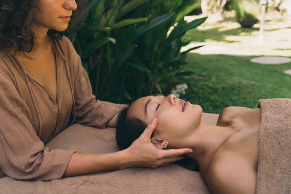 Quelles astuces pour assortir des escarpins colorés avec une tenue monochrome?