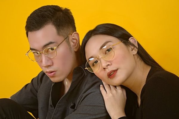 Comment associer des lunettes de vue à monture écaille avec une tenue business féminine?