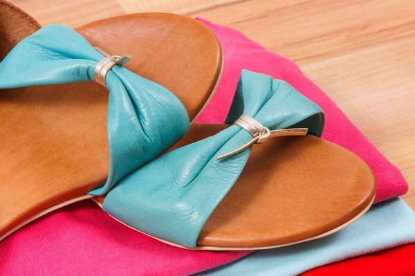 Comment porter des sandales à lanières pour un look professionnel durant les chauds mois d'été?