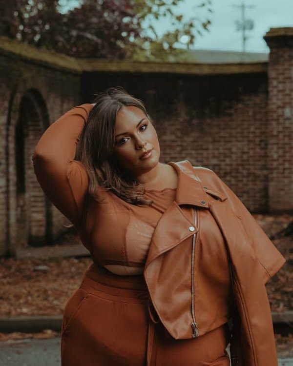 Quelles techniques pour atténuer l'aspect brillant d'une veste en simili-cuir?