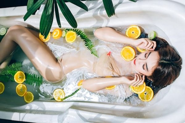 Quelles huiles essentielles sont recommandées pour une relaxation profonde lors d'un bain ?