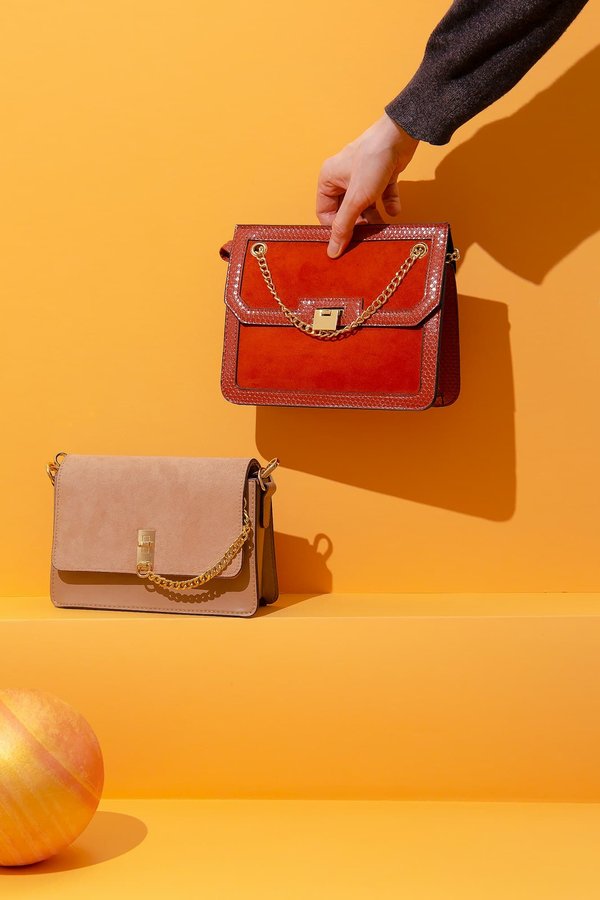 Quel type de sac clutch est idéal pour une soirée officielle où il faut transporter peu d'objets?